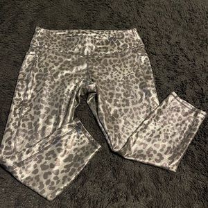 Shiny animal print cropped leggings
